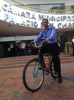 Vereador foi de bicicleta para solenidade de posse em Teresina - Foto: Gilcilene Araújo/G1