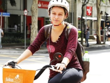 A estudante Bárbara Coelho pedala desde o começo do ano e aluga as bicicletas do BikeSampa com frequência - Foto: Reinaldo Canato/UOL