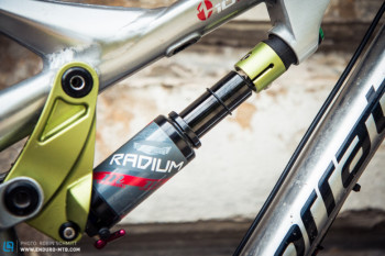 O elastômero fica encaixado na junção entre o amortecedor e o quadro da bicicleta - Foto: Robin Schmitt / Enduro MTB Magazin