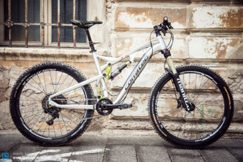 A bicicleta utiliza uma combinação de amortecedor traseiro pneumático e elastômero - Foto: Robin Schmitt / Enduro MTB Magazin