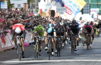 Marcel Kittel supera Ben Swift nos momentos finais da terceira etapa do Giro d'Italia