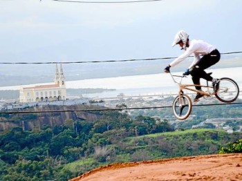 O ciclista Tiago Fernando Victor testa a nova pista de BMX. Ao fundo, a Igreja da Penha - Foto: Divulgação/Marcelo Santos