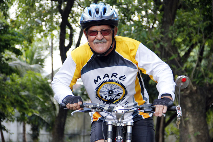 O aposentado Dino Toledo, 73 anos, pedala mais de 10 quilômetros diariamente, seja para ir até os compromissos cotidianos, seja apenas como exercício - Foto: Débora Rosa / D.A. Press