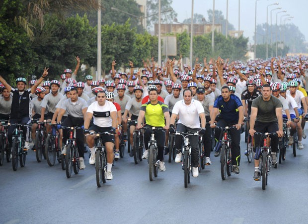 O presidente do Egito, Abdel Fattah al-Sisi (terceiro desde a direita, de camiseta branca), anda de bicicleta em campanha pelo uso delas como veículo pela população do Egito - Foto: The Egyptian Presidency/Reuters