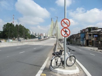 Placa? sim, mas para barrar acesso a pedestres e ciclistas - Foto: André Pasqualini