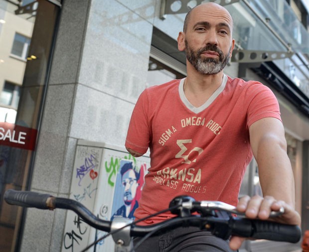 Bogdan Ionescu foi multado por não ter freio do lado direiro do guidão de sua bicicleta; ele tem apenas um braço - Foto: Henning Kaiser/DPA/AFP