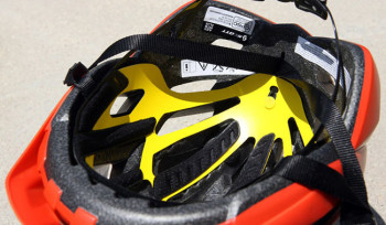 A tecnologia MIPS permite que o capacete rotacione levemente na cabeça do ciclista durante o impacto. Isto, segundo a Scott, reduz a força do impacto em até 39%