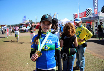 Bruna Saalfeld venceu na categoria infanto-juvenil com uma bicicleta emprestada, após ter a sua bike roubada na véspera da competição - Foto: Thiago Lemos/CBC