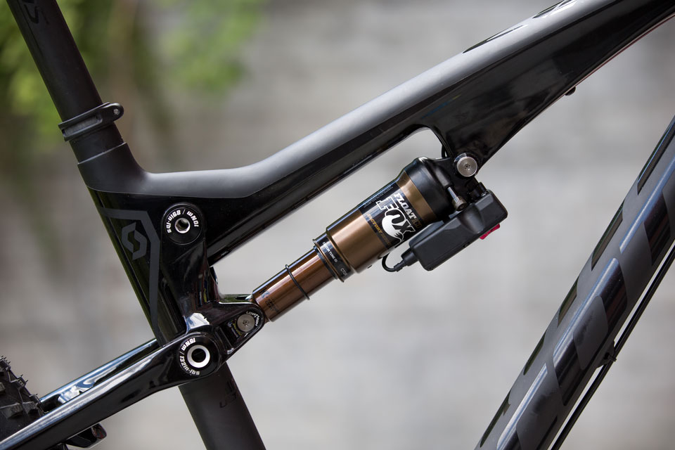 A bike apresentada em Davos utiliza o amortecedor FOX iCTD. A versão comercial utilizará o novo eNude, também com acionamento iCTD