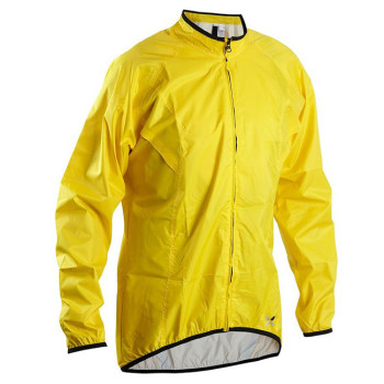 O corta-vento/chuva da marca b'Twin é uma opção boa e barata para manter-se aquecido nos dias de vento frio - Ele pode ser encontrado nas lojas Decathlon por R$ 79,90