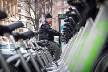 Receitas dão desconto nas bikes públicas de Boston - Foto: Dina Rudick/Globe Staff