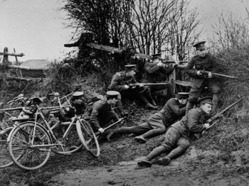 Recrutas do exército britânico treinam com suas bicicletas - Foto: Getty Images, 1914