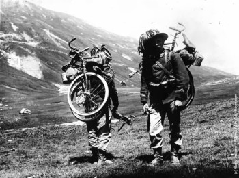 Bersaglieri italianos transportando bicicletas dobráveis durante a Primeira Guerra Mundial
