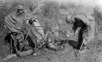 Soldados britânicos na França inspecionam uma bicicleta alemã que utiliza um sistema de molas no lugar dos pneus - Foto: Henry Armytage Sanders 