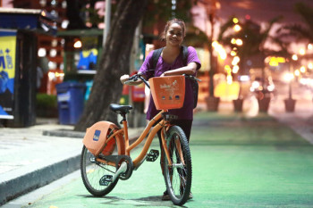 A estudante Ana Beatriz decidiu fazer o percurso até o trabalho de bicicleta - Foto: Bernardo Dantas / DP / D.A Press