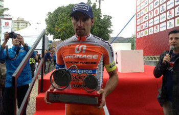 Cristian Clavero exibe troféu da etapa
