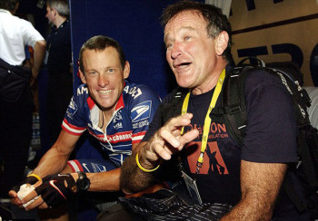 Amigos: Robin Williams (right) brinca com Lance Armstrong momentos antes da largada da 15ª etapa do Tour de France em 2004 - Foto: Reuters