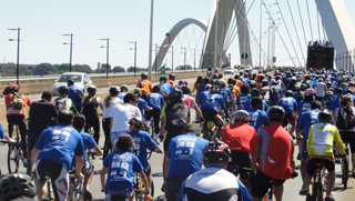 Ciclistas na Ponte JK, em Brasília - Foto: Divulgação / Rodas da Paz