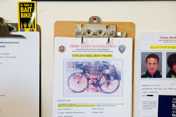 Alerta de bike roubada na mesa do policial Matt Friedman, responsável pelo departamento de repressão ao roubo de bicicletas de San Francisco - Foto: Jason Henry / The New York Times