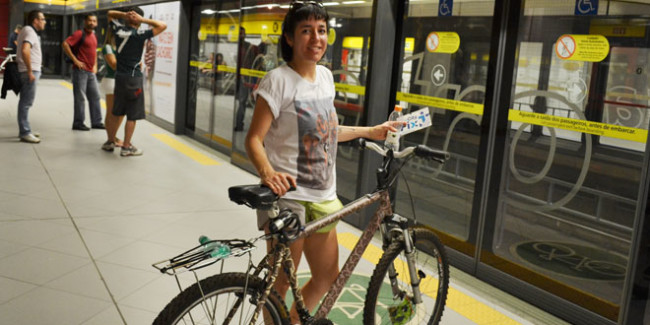 Ciclista aguarda metrô para embarcar com bicicleta - Foto: Luísa Zottis / EMBARQ Brasil