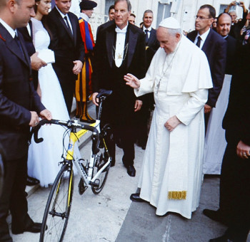 Francisco I abençoa a bicicleta que será leiloada para ajudar as vítimas das enchentes na Itália