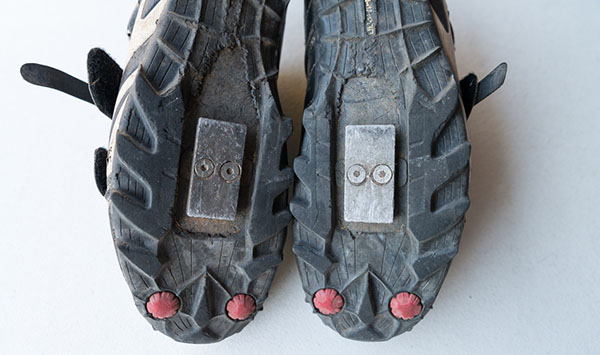No lugar dos tradicionais taquinhos da sapatilha, são instaladas placas de aço, que são magneticamente atraídas pelo MagLOCK