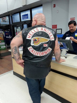 Membro do Hells Angels aguarda na fila do caixa do supermercado Wal Mart