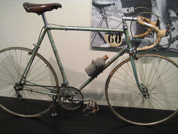 Bianchi Specialissima 1952 do ciclista Fausto Coppi, equipada com câmbio Campagnolo, mesa de alumínio forjado Ambrosio e freios Universal. A geometria do quadro deste modelo representou um enorme avanço tecnológico sobre as bicicletas da época