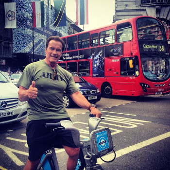 Schwarzenegger pedala pelas ruas de Londres, onde o uso do capacete não é obrigatório