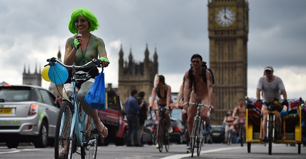 A proposta do "World Naked Bike Ride", que acontece anualmente em várias cidades do mundo, como Londres, é conscientizar os cidadãos do mundo a utilizarem mais bicicleta e menos carro - Foto: Ben Stansall / AFP
