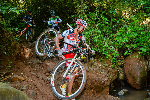 Dificuldade na trilha - Foto: Wladimir Togumi/Brasil Ride Botucatu