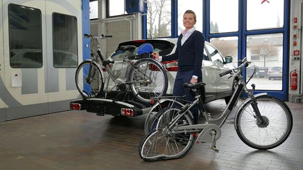 A engenheira Melanie Kreutner coordenou o crash test da Allianz, que utilizou diversos tipos de suportes para bicicletas