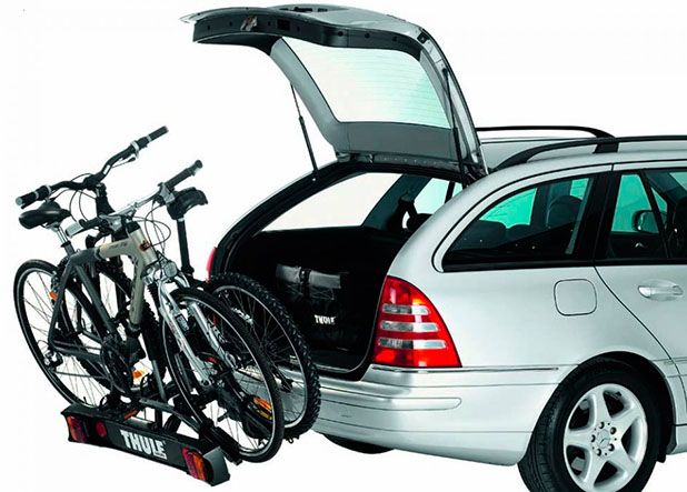 De acordo com a Allianz, racks presos na barra de reboque são os mais adequados para transportar e-bikes, desde que a carga limite especificada pelo fabricante seja obedecida - Foto: Thule / Divulgação