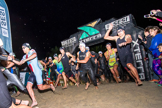 Largada do  Night Short XTERRA Triathlon - Foto: Bruno Meneghitti / XTERRA