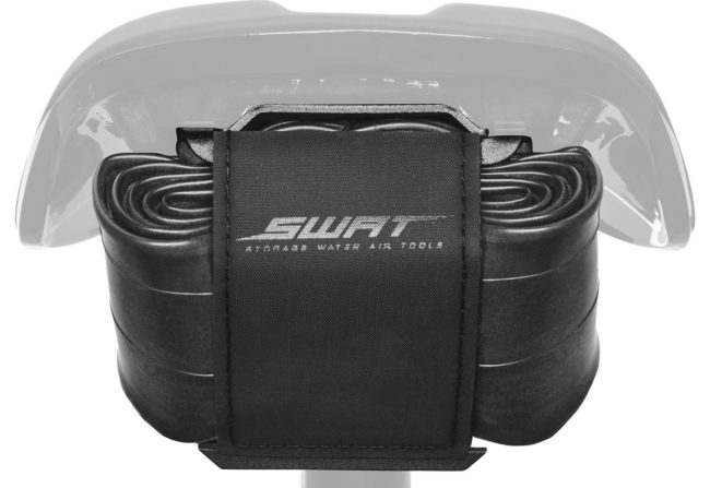 A interface SWAT Mountain Bandit permite armazenar um kit de câmara de ar e cartucho de CO2 diretamente sob o selim Power