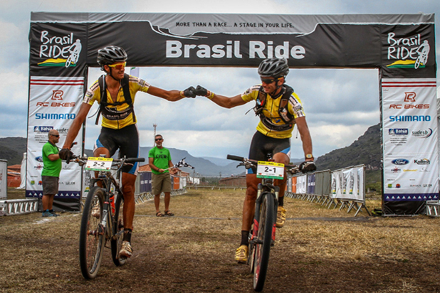 Tiago (esq.) e Luis Leão no título em 2012 - Foto: Fabio Piva / Brasil Ride