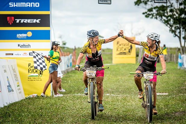Ivonne e Celina comemoram ao cruzar a linha de chegada - Foto: Armin Kuestenbrueck / Brasil Ride