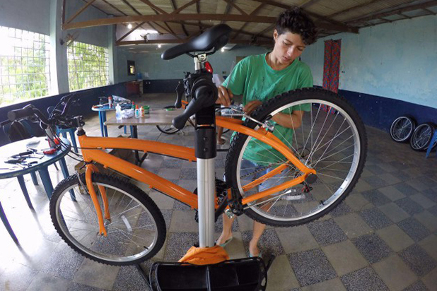 A paulista Fabiana Tubino (33) tem planos de inaugurar sua própria oficina em breve - Foto: Escola Park Tool