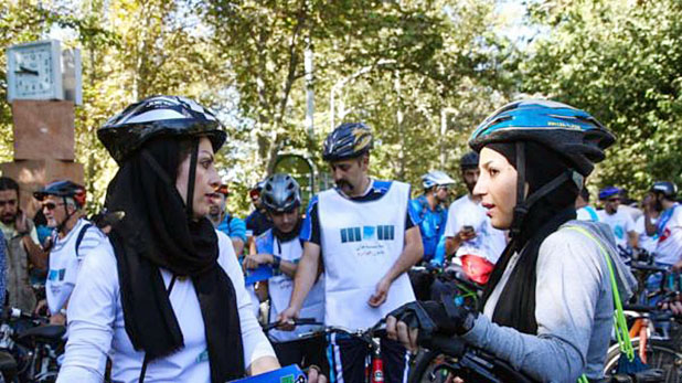 Mulheres participam de passeio ciclístico pelas ruas de Teerã