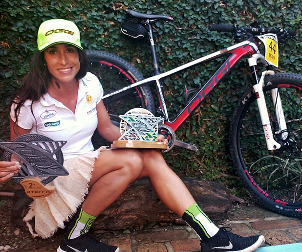 Laura Mira exibe troféus - Foto: Divulgação