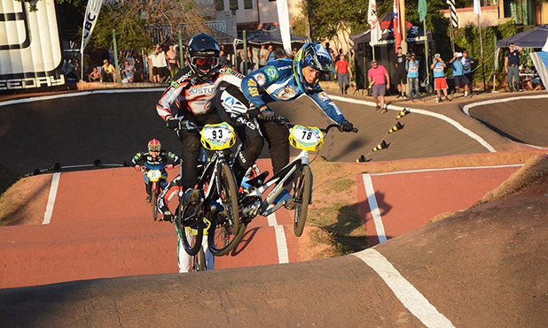 Disputa Acirrada entre Priscilla e Paola - Foto: Querichelli Photography / Brasil BMX